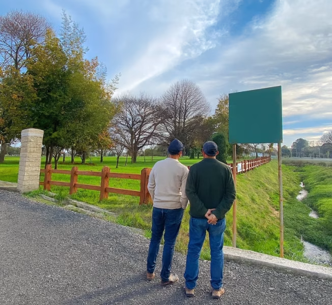 Hombres analizando comprar Parcela a la Vista en el Campo